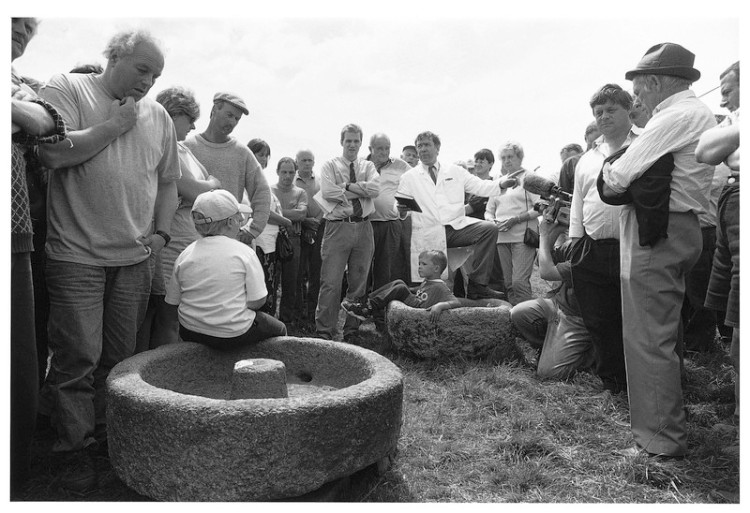 Auctioning the granite troughs 1998.jpg