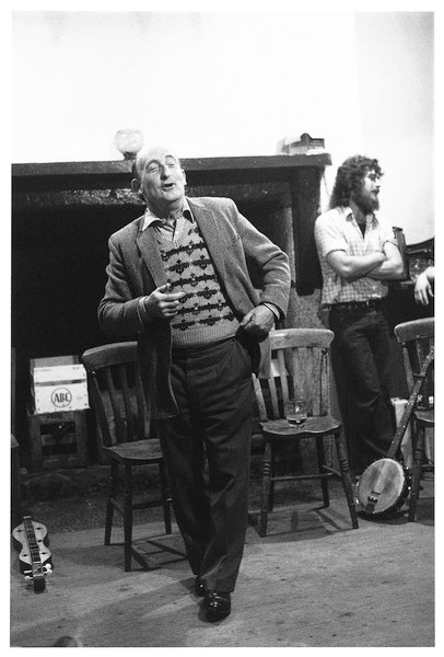 Charlie Hill singing at the Drewe arms 1981.jpg