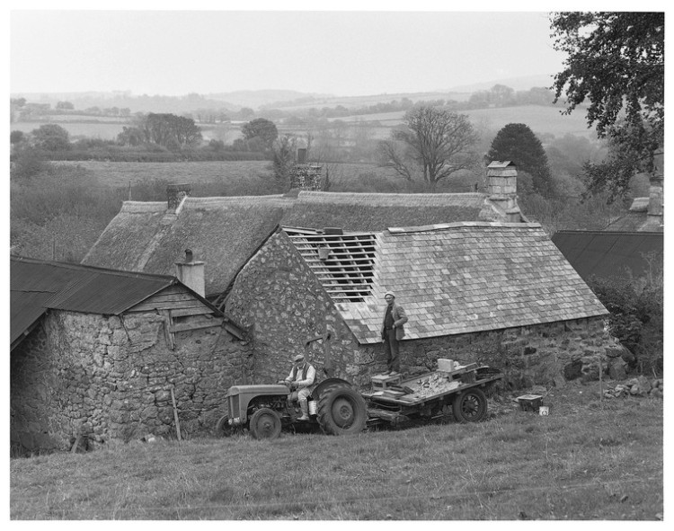 Dunning Morris & Stan Lawrenec re#slating the linhay, Langstone Fram, Throwleigh 1993.jpg