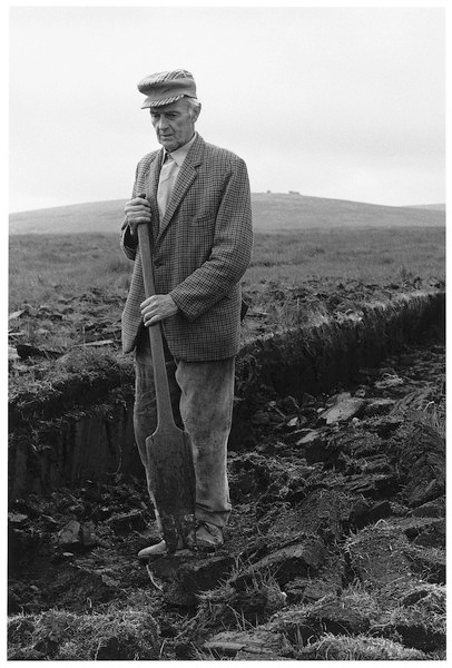 Tom Endacott with his turf iron, Gidleigh Common 1983.jpg